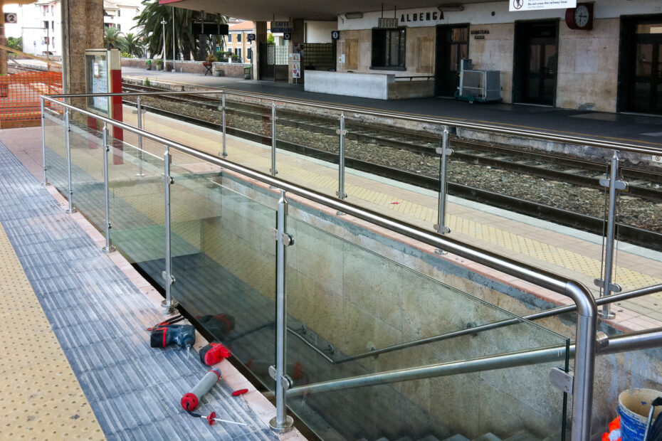 Ringhiera in vetro e alluminio stazione ferroviaria